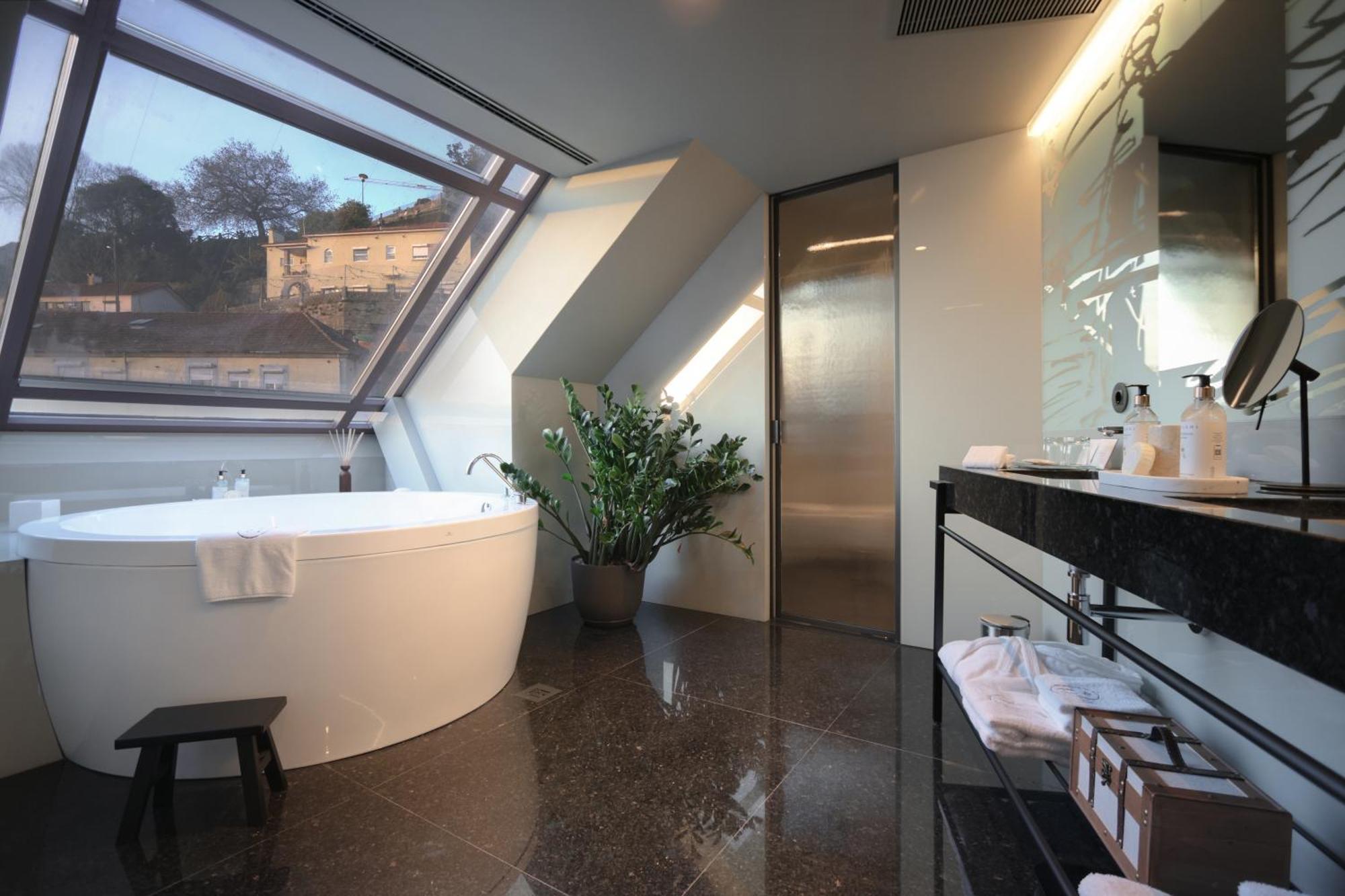 Timbre Virtudes Hotel Порто Екстериор снимка Bathroom