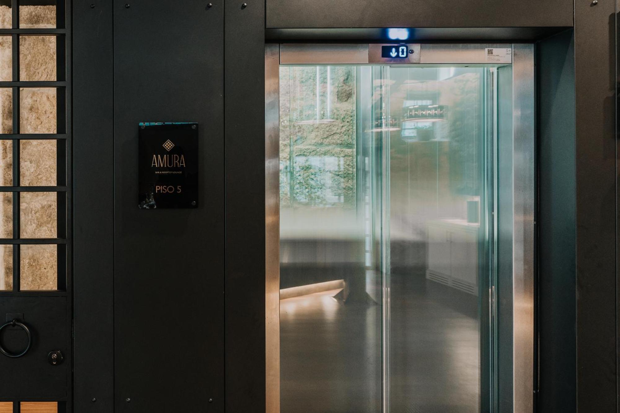 Timbre Virtudes Hotel Порто Екстериор снимка A glass elevator