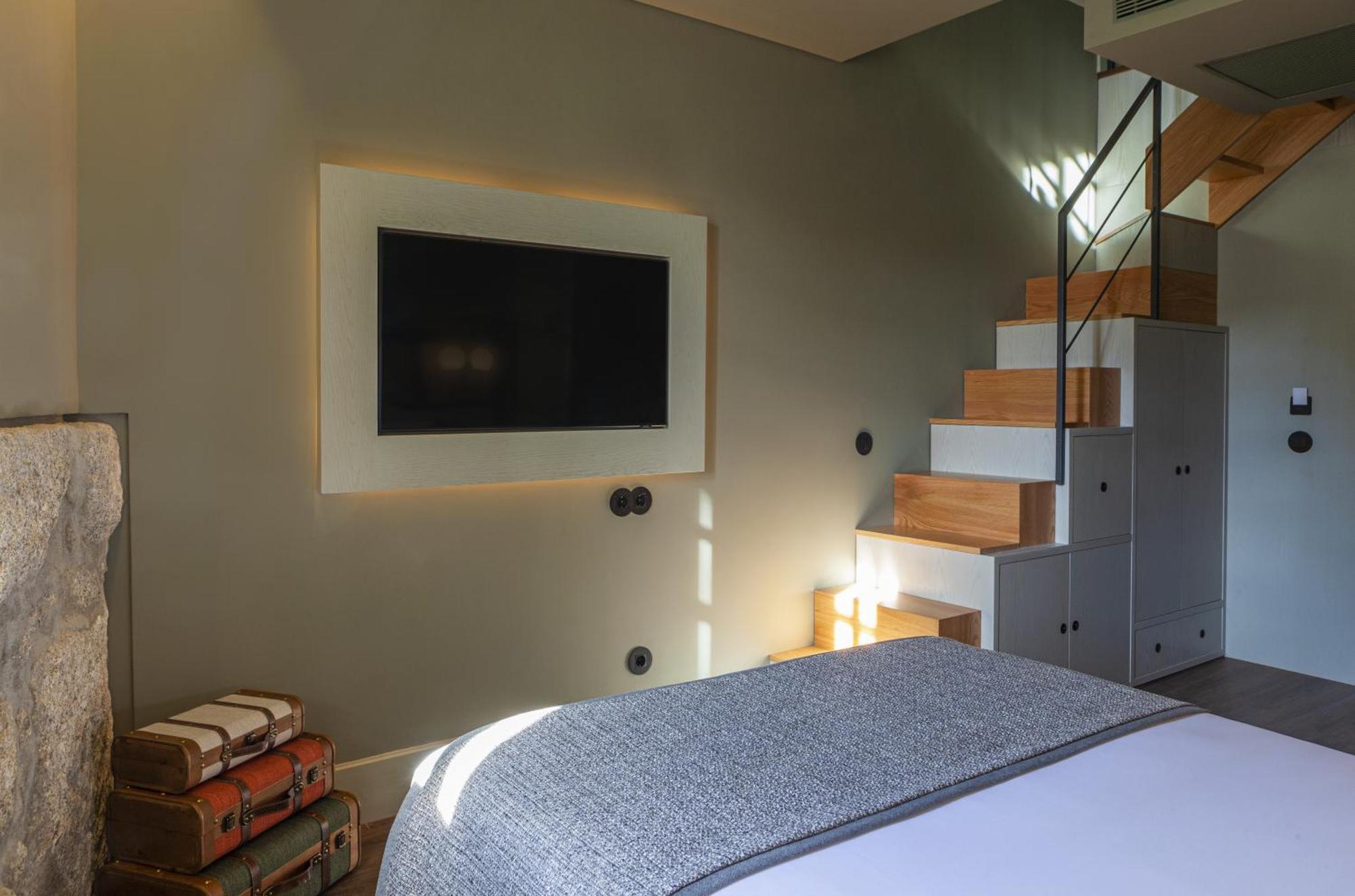 Timbre Virtudes Hotel Порто Екстериор снимка A television mounted on a wall
