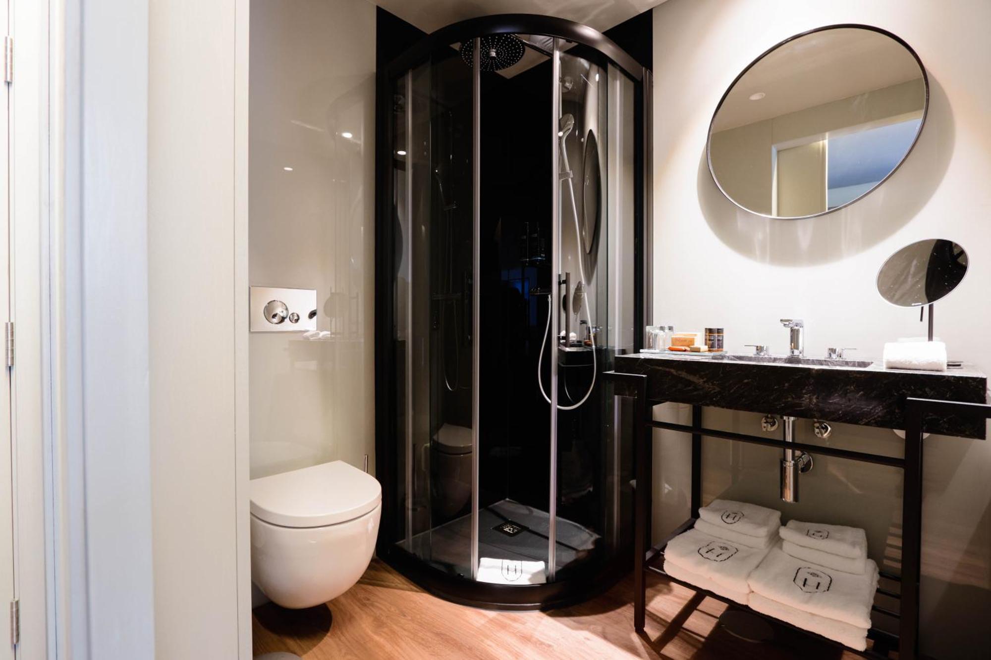 Timbre Virtudes Hotel Порто Екстериор снимка A shower cubicle